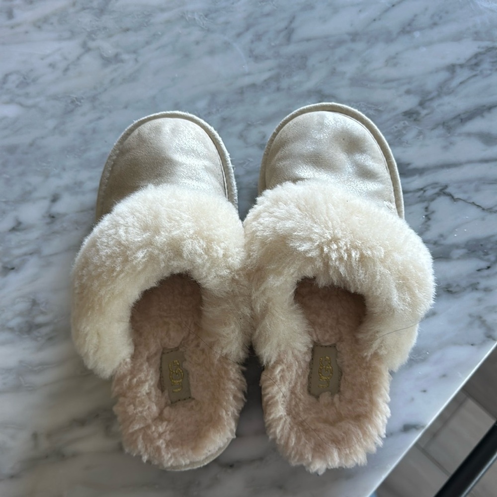 Ugg girl slippers size 1